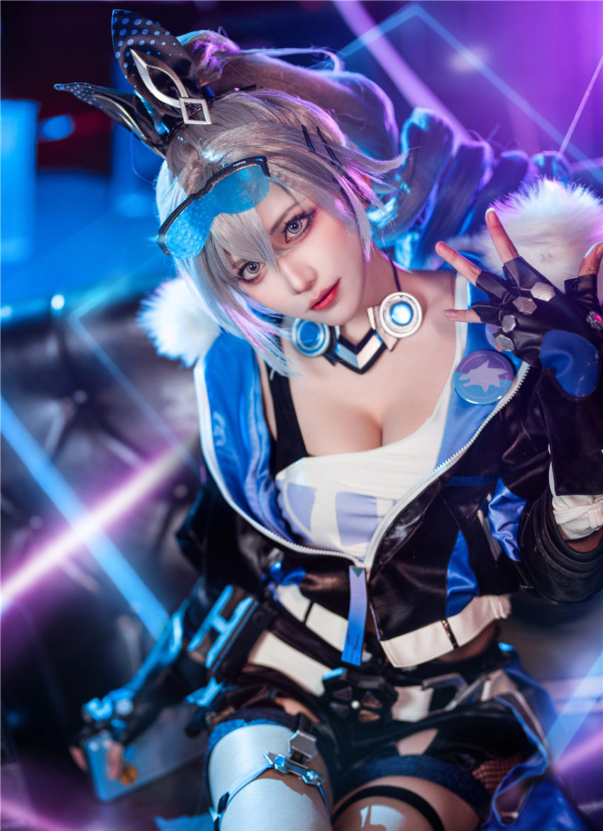 流一喵最新cos正片曝光，白金泳装造型甜美至极