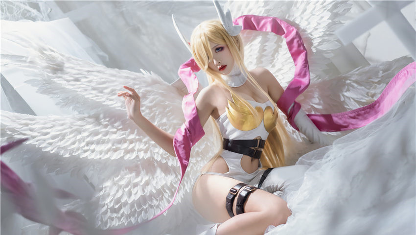 流一喵最新cos正片曝光，白金泳装造型甜美至极