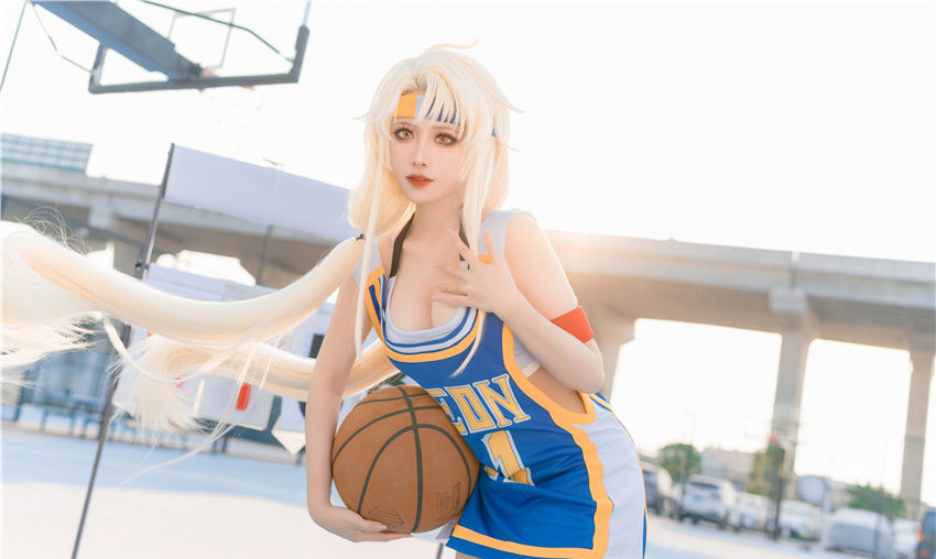 流一喵最新cos正片曝光，白金泳装造型甜美至极